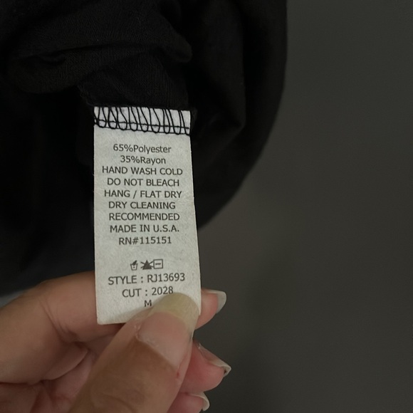 Double V-Neck Dressy -Size M- Romeo & Juliet Couture - Picture 5 of 7